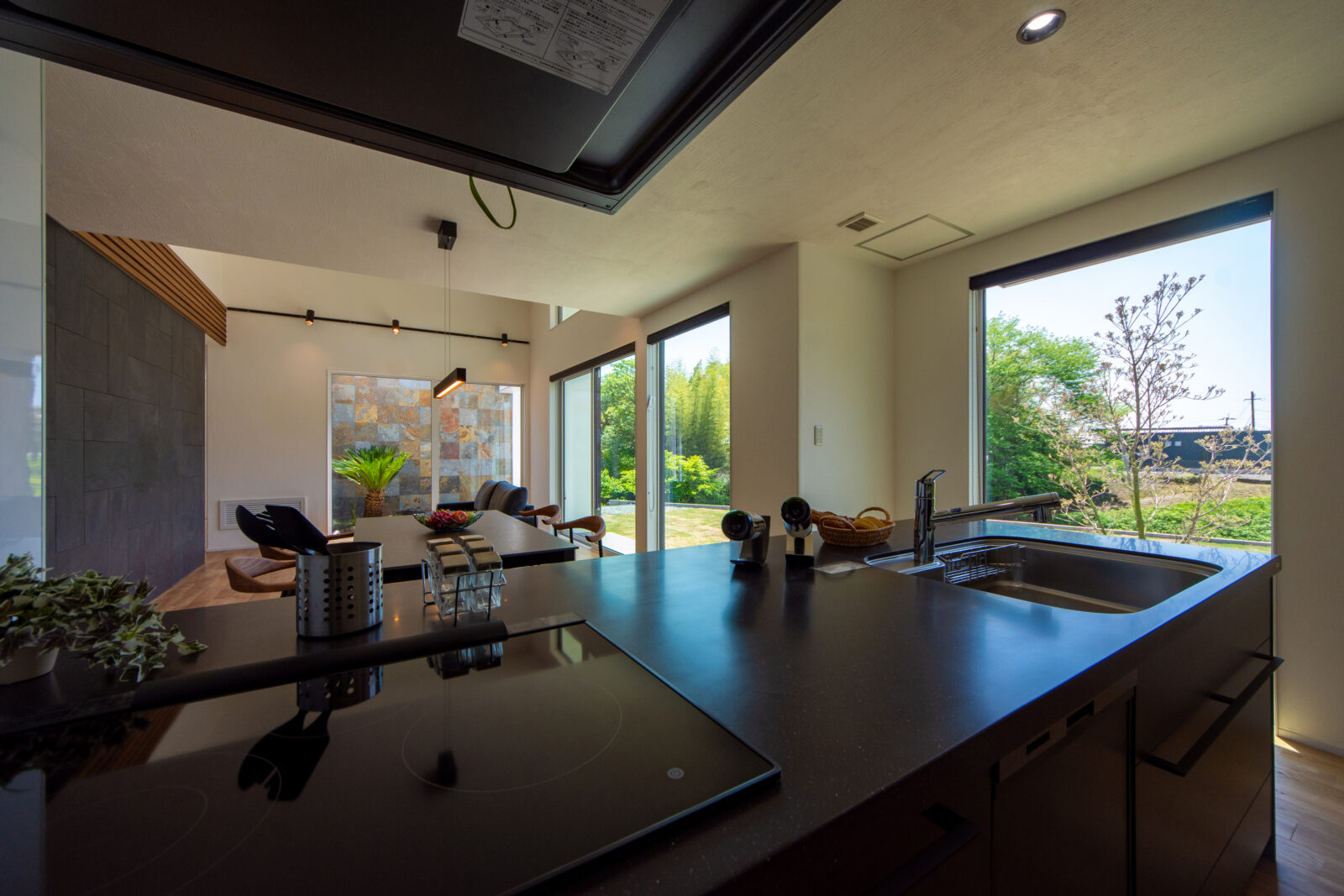 森の静寂に抱かれる、ヴィラのような上質な平屋 写真