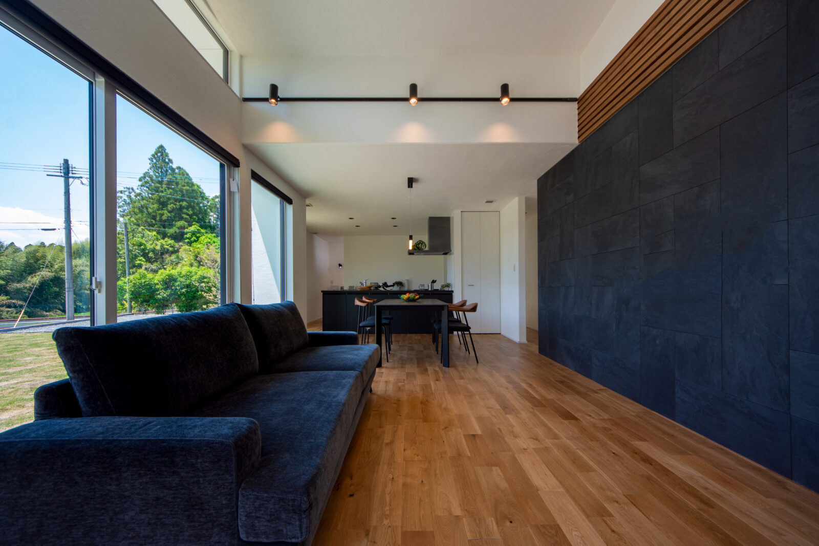 森の静寂に抱かれる、ヴィラのような上質な平屋 写真