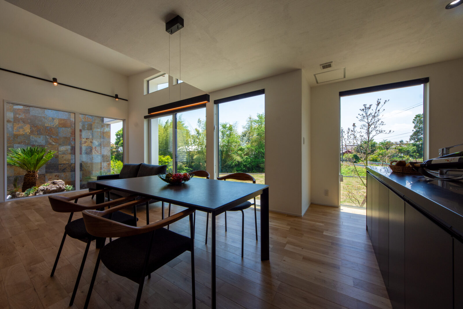 森の静寂に抱かれる、ヴィラのような上質な平屋 写真