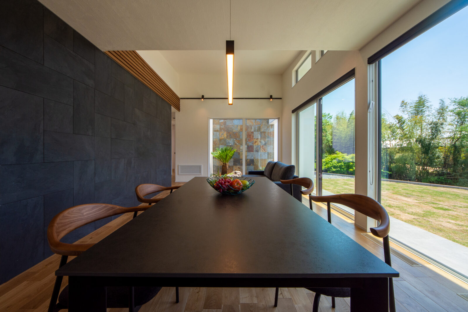 森の静寂に抱かれる、ヴィラのような上質な平屋 写真