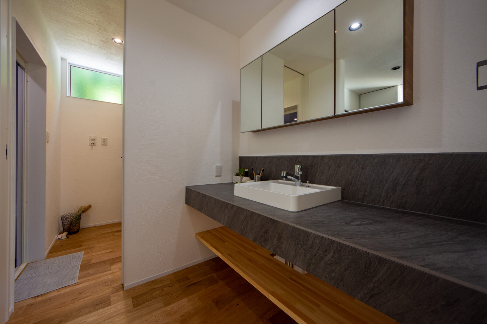 森の静寂に抱かれる、ヴィラのような上質な平屋 写真