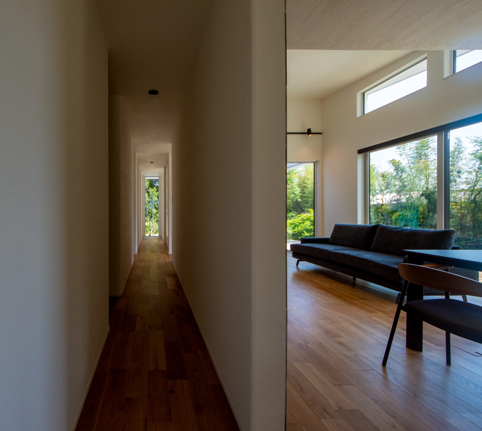 森の静寂に抱かれる、ヴィラのような上質な平屋 写真