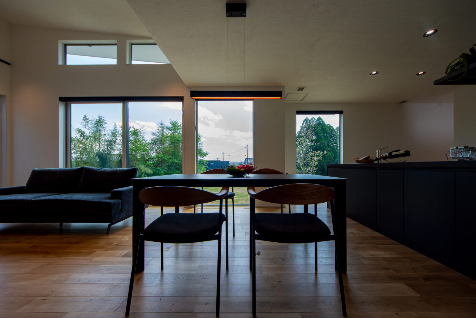 森の静寂に抱かれる、ヴィラのような上質な平屋 写真