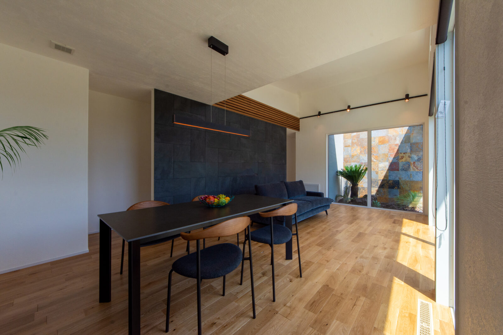 森の静寂に抱かれる、ヴィラのような上質な平屋 写真