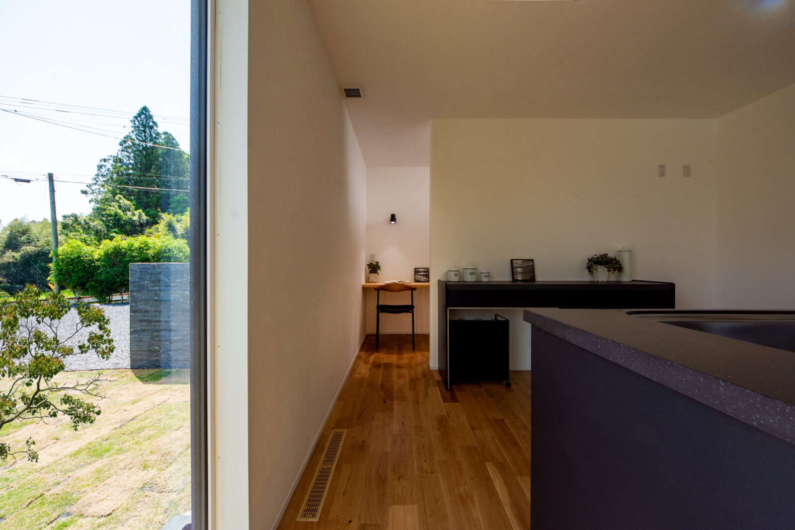 森の静寂に抱かれる、ヴィラのような上質な平屋 写真