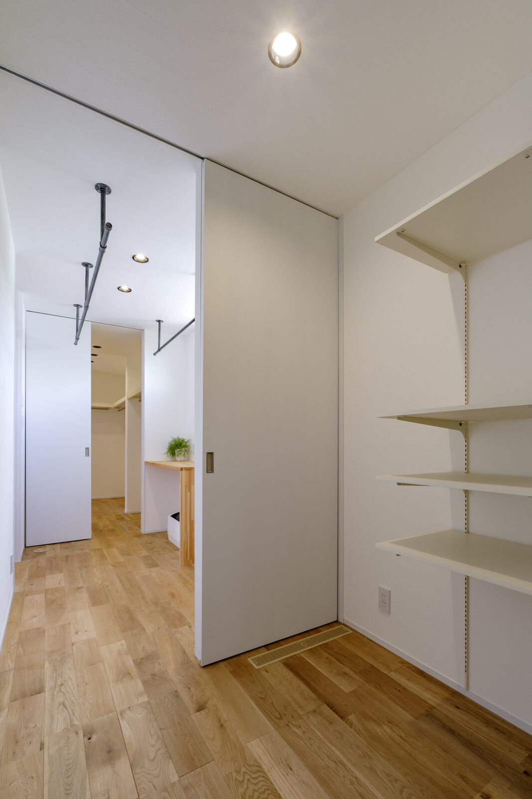 外へ閉ざし、内へ開く。美しき回遊動線と洗練された意匠が交差する秘密基地 写真