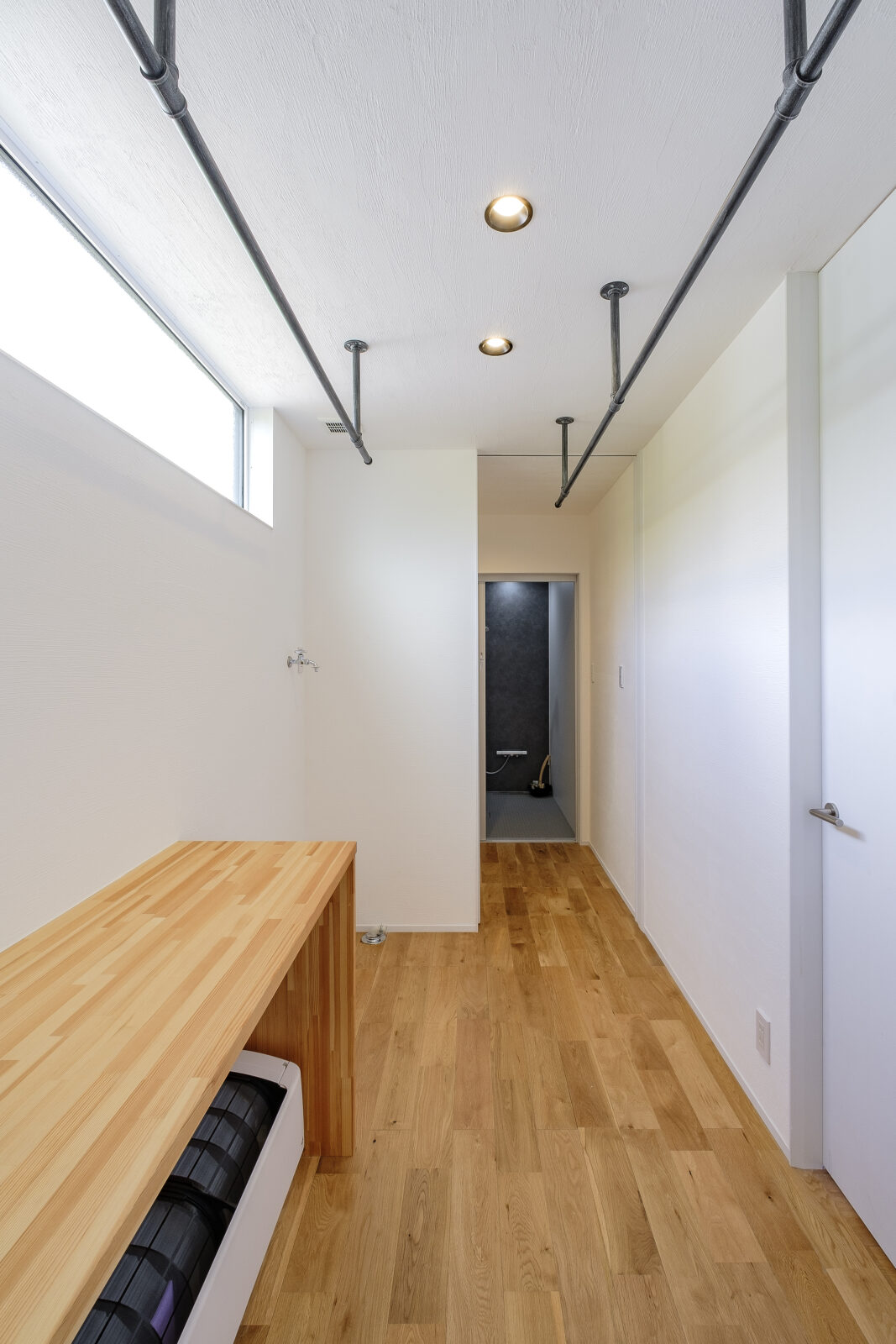 外へ閉ざし、内へ開く。美しき回遊動線と洗練された意匠が交差する秘密基地 写真