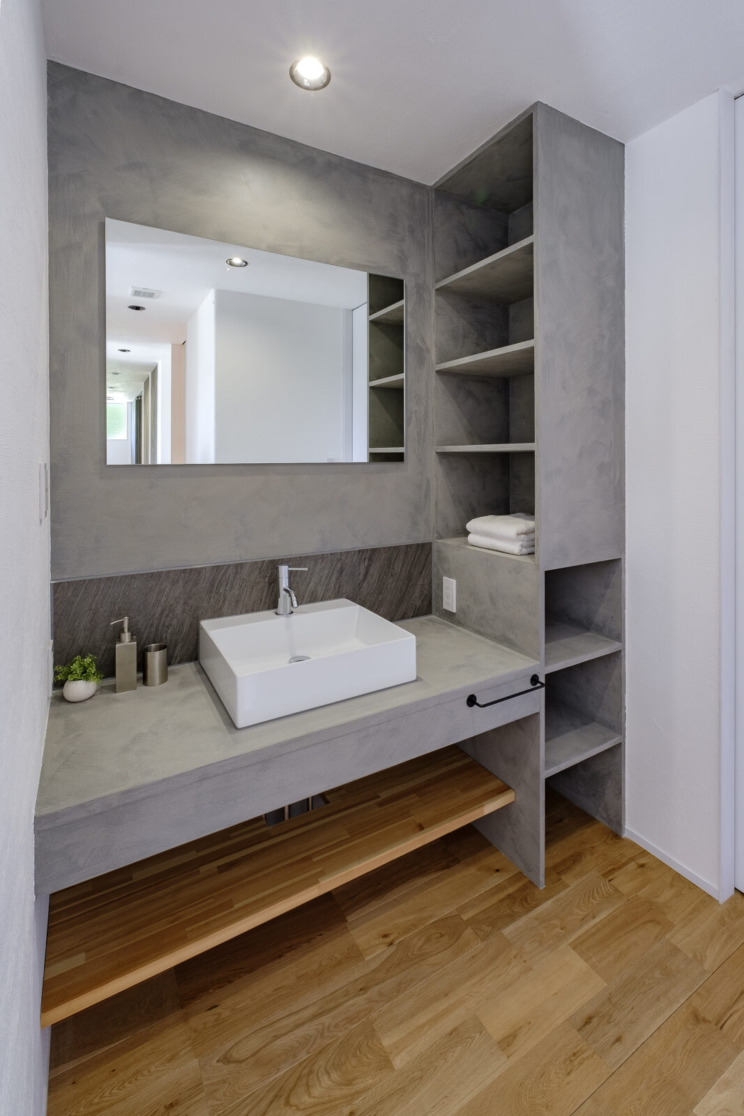 外へ閉ざし、内へ開く。美しき回遊動線と洗練された意匠が交差する秘密基地 写真