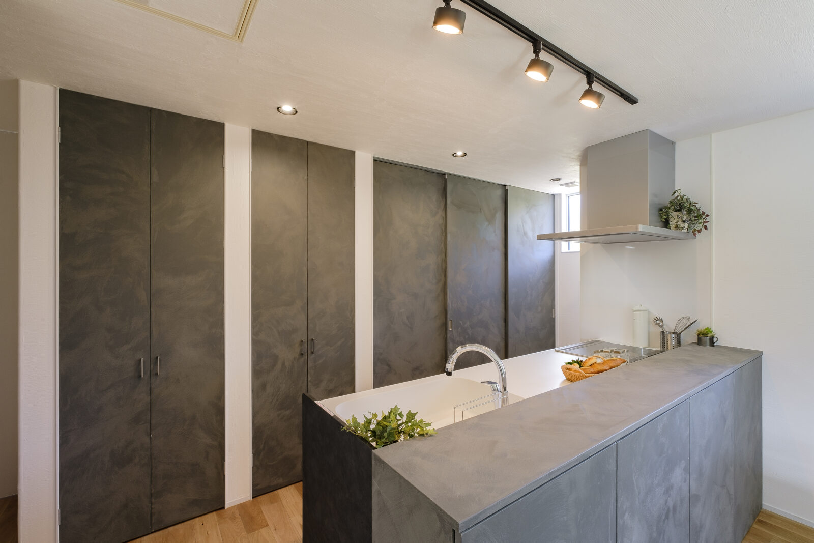 外へ閉ざし、内へ開く。美しき回遊動線と洗練された意匠が交差する秘密基地 写真