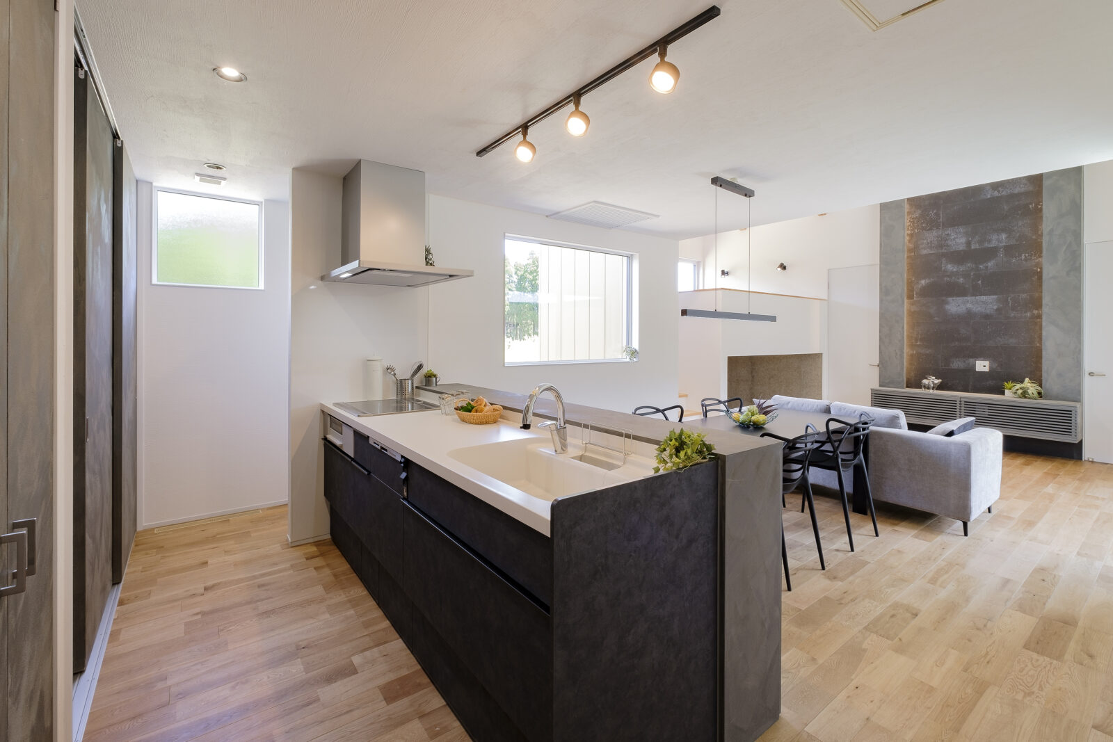 外へ閉ざし、内へ開く。美しき回遊動線と洗練された意匠が交差する秘密基地 写真