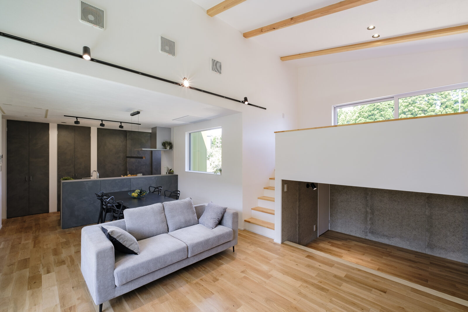 外へ閉ざし、内へ開く。美しき回遊動線と洗練された意匠が交差する秘密基地 写真