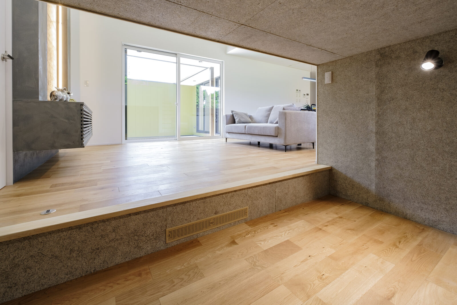 外へ閉ざし、内へ開く。美しき回遊動線と洗練された意匠が交差する秘密基地 写真