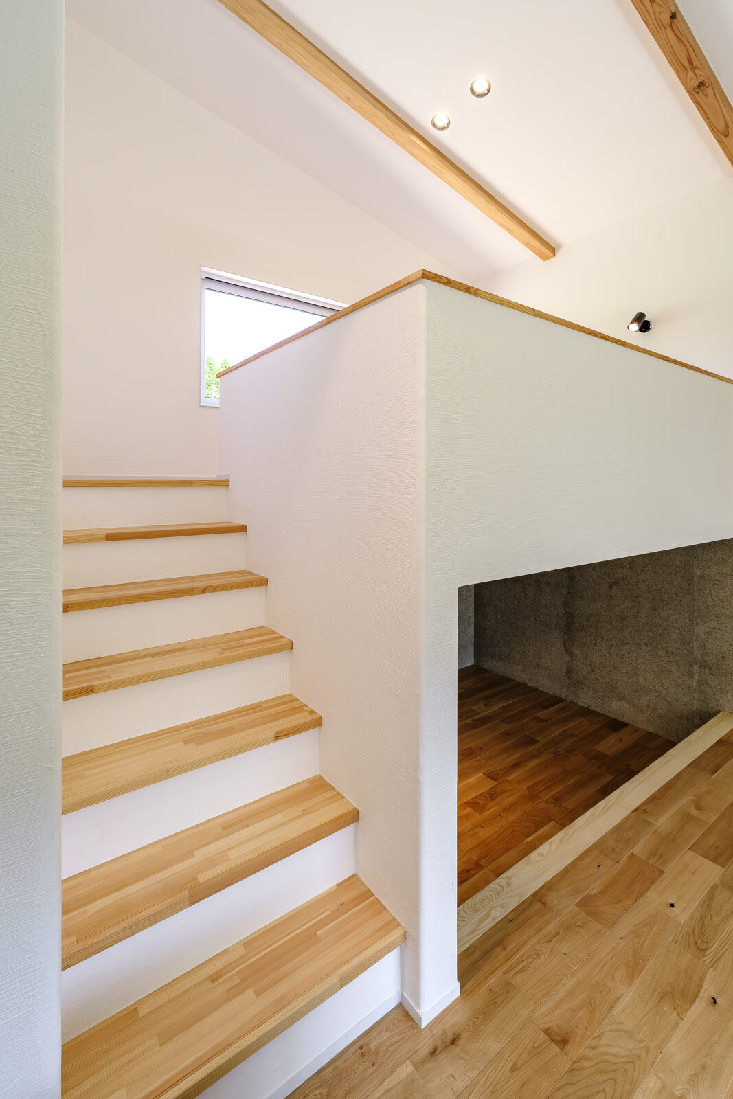 外へ閉ざし、内へ開く。美しき回遊動線と洗練された意匠が交差する秘密基地 写真