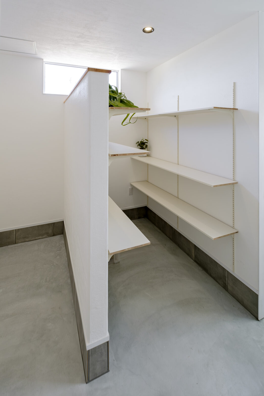 外へ閉ざし、内へ開く。美しき回遊動線と洗練された意匠が交差する秘密基地 写真