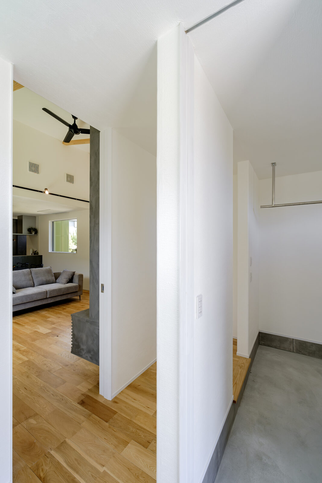 外へ閉ざし、内へ開く。美しき回遊動線と洗練された意匠が交差する秘密基地 写真