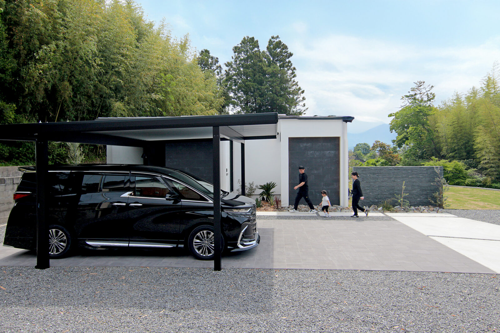 森の静寂に抱かれる、ヴィラのような上質な平屋 写真