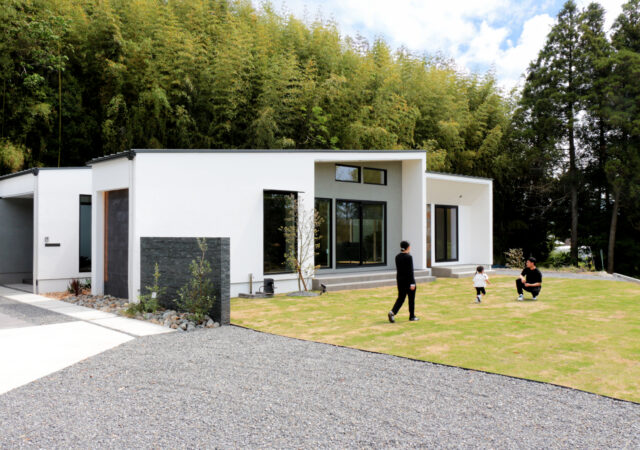 森の静寂に抱かれる、ヴィラのような上質な平屋