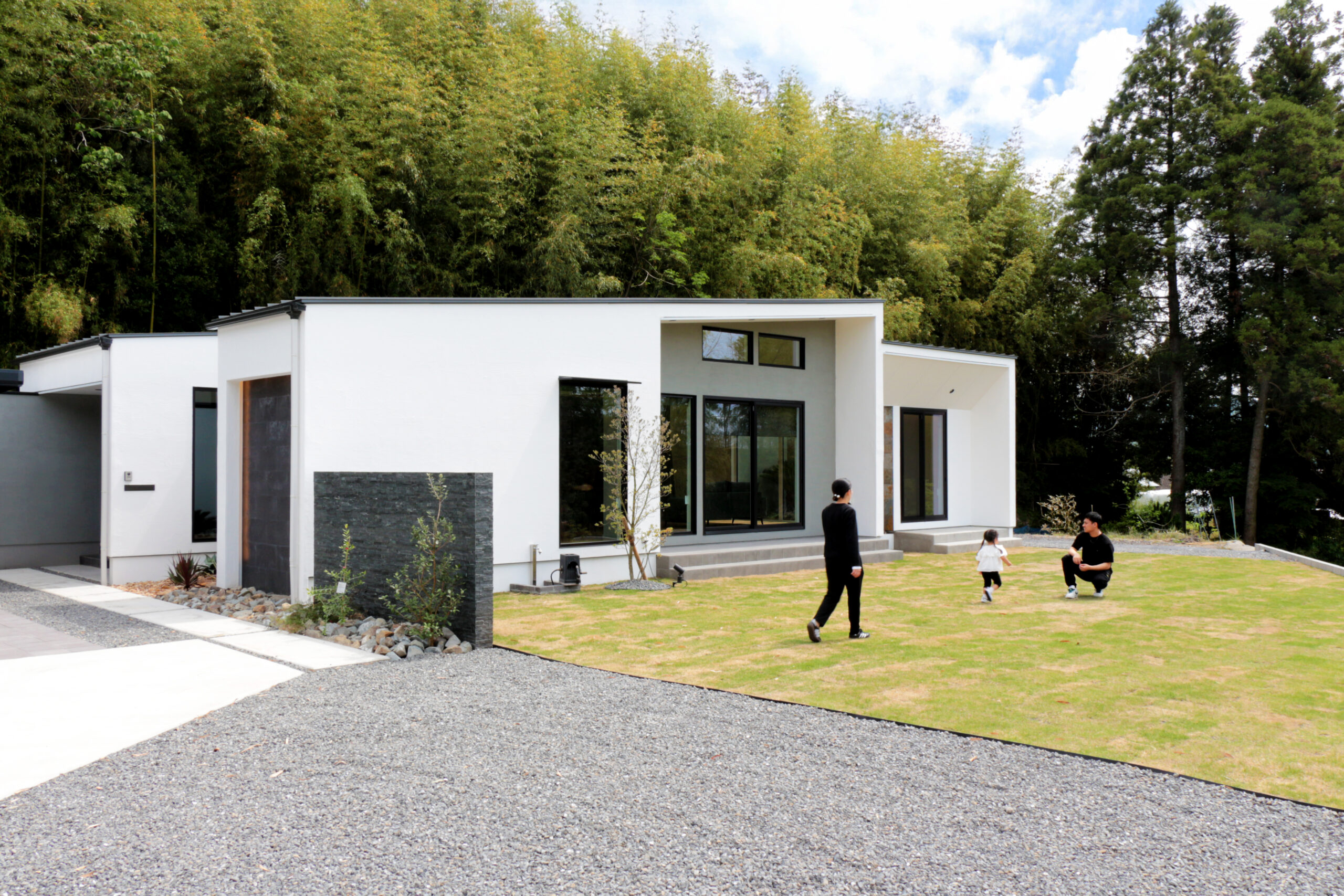 森の静寂に抱かれる、ヴィラのような上質な平屋