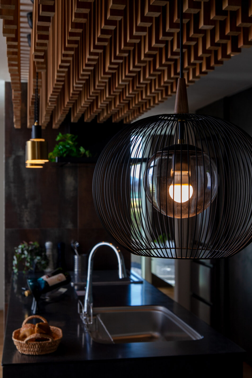 アートと自然が日常に溶け込む、光と影をたのしむ美術館のような住まい 写真