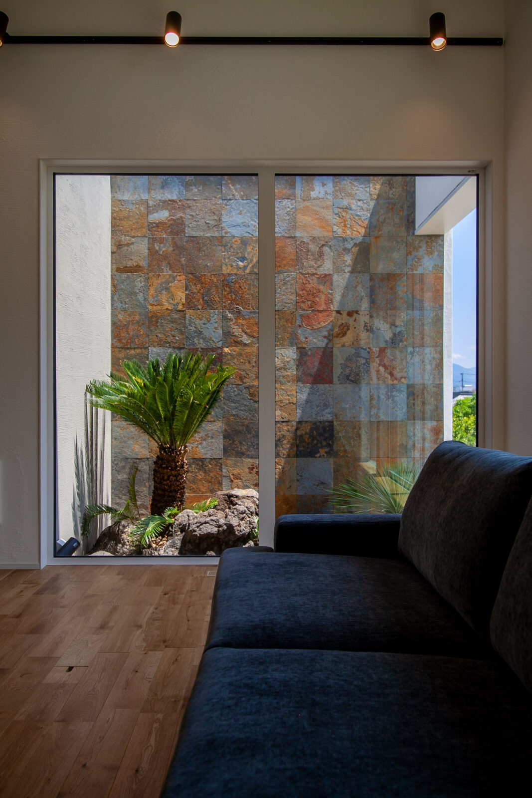 森の静寂に抱かれる、ヴィラのような上質な平屋 写真