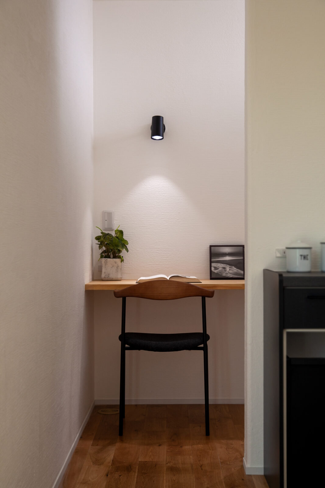 森の静寂に抱かれる、ヴィラのような上質な平屋 写真