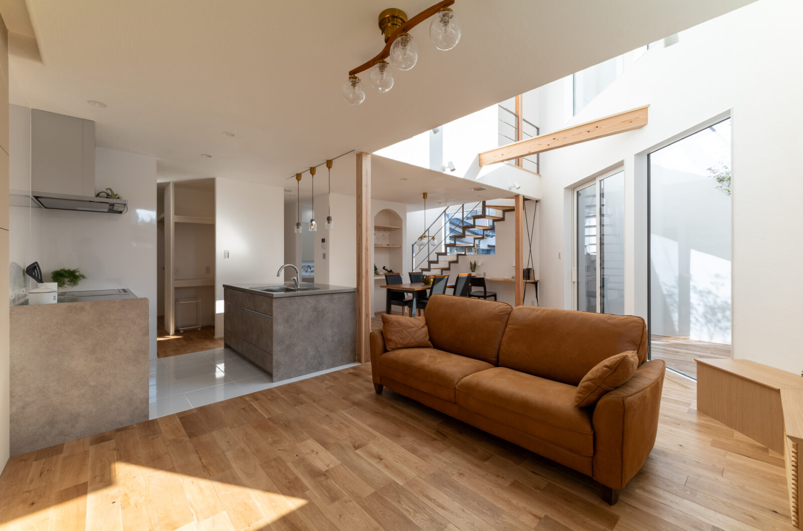 住宅密集地でも「光」と「プライバシー」を両立する家|宮崎市 写真