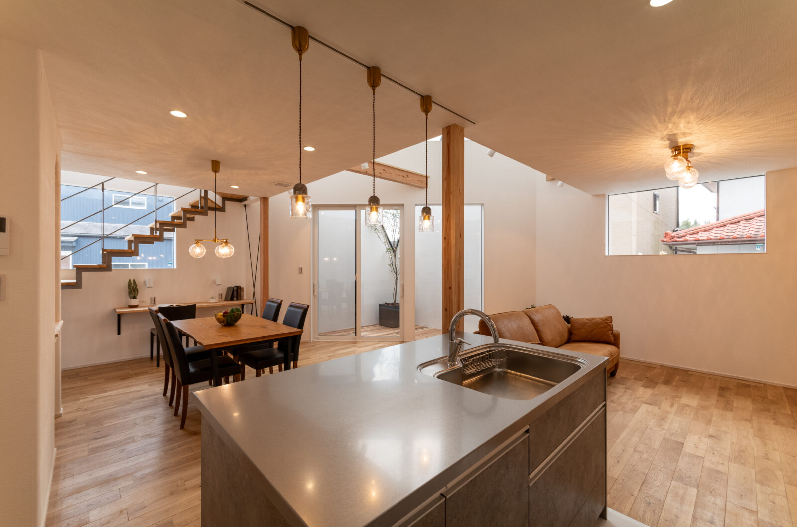 住宅密集地でも「光」と「プライバシー」を両立する家|宮崎市 写真