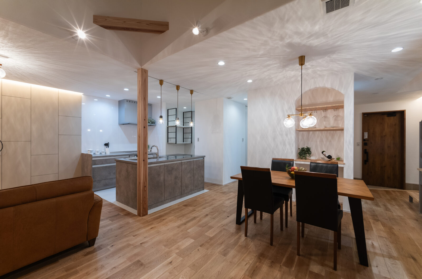 住宅密集地でも「光」と「プライバシー」を両立する家|宮崎市 写真