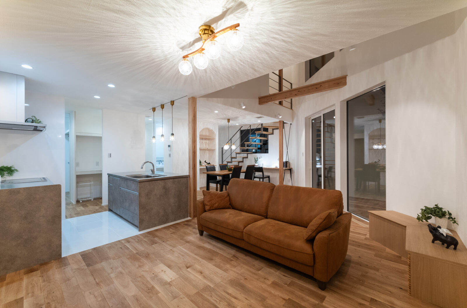 住宅密集地でも「光」と「プライバシー」を両立する家|宮崎市 写真