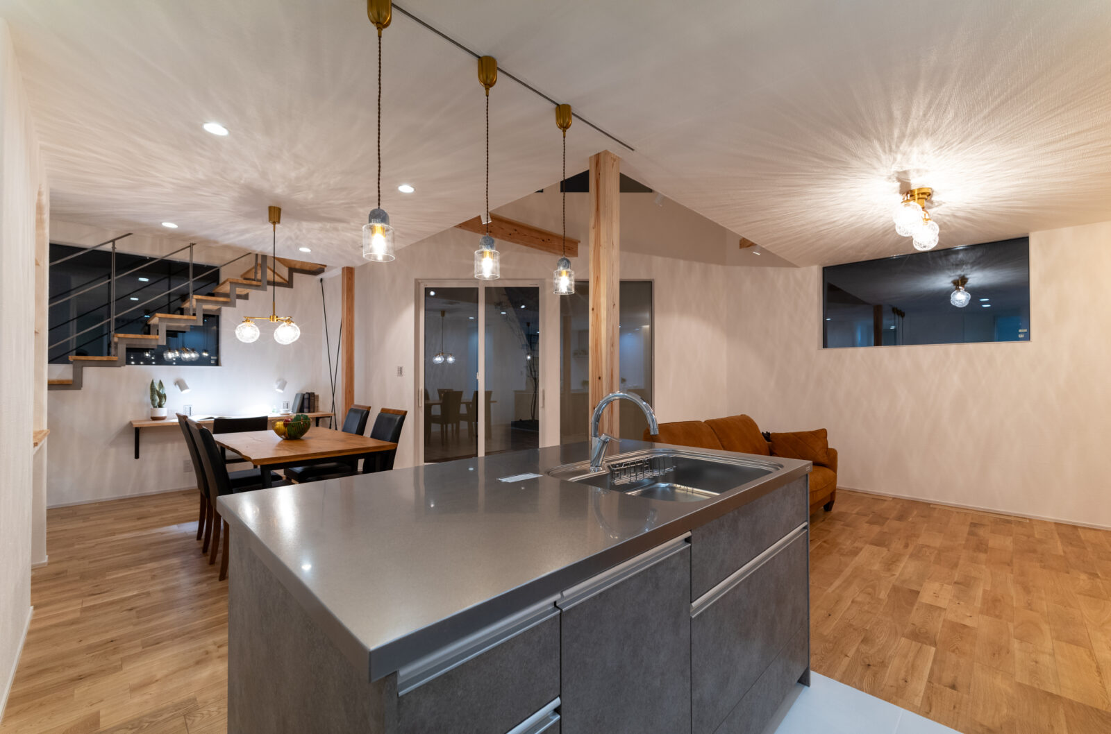 住宅密集地でも「光」と「プライバシー」を両立する家|宮崎市 写真