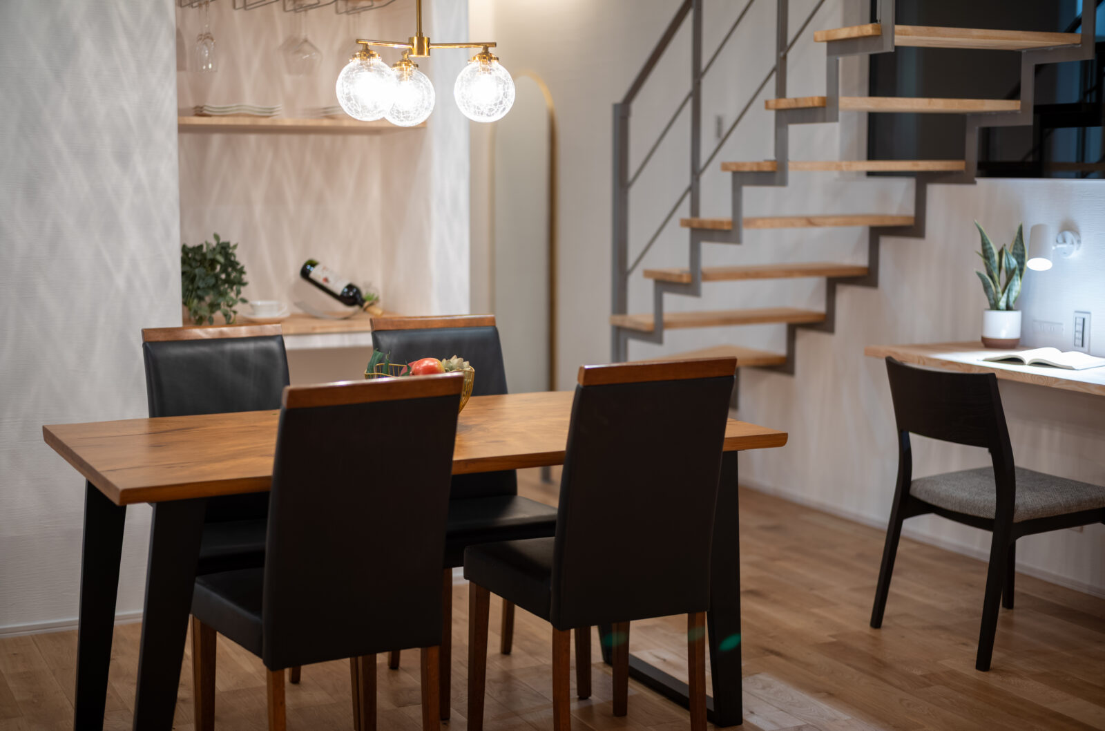 住宅密集地でも「光」と「プライバシー」を両立する家|宮崎市 写真