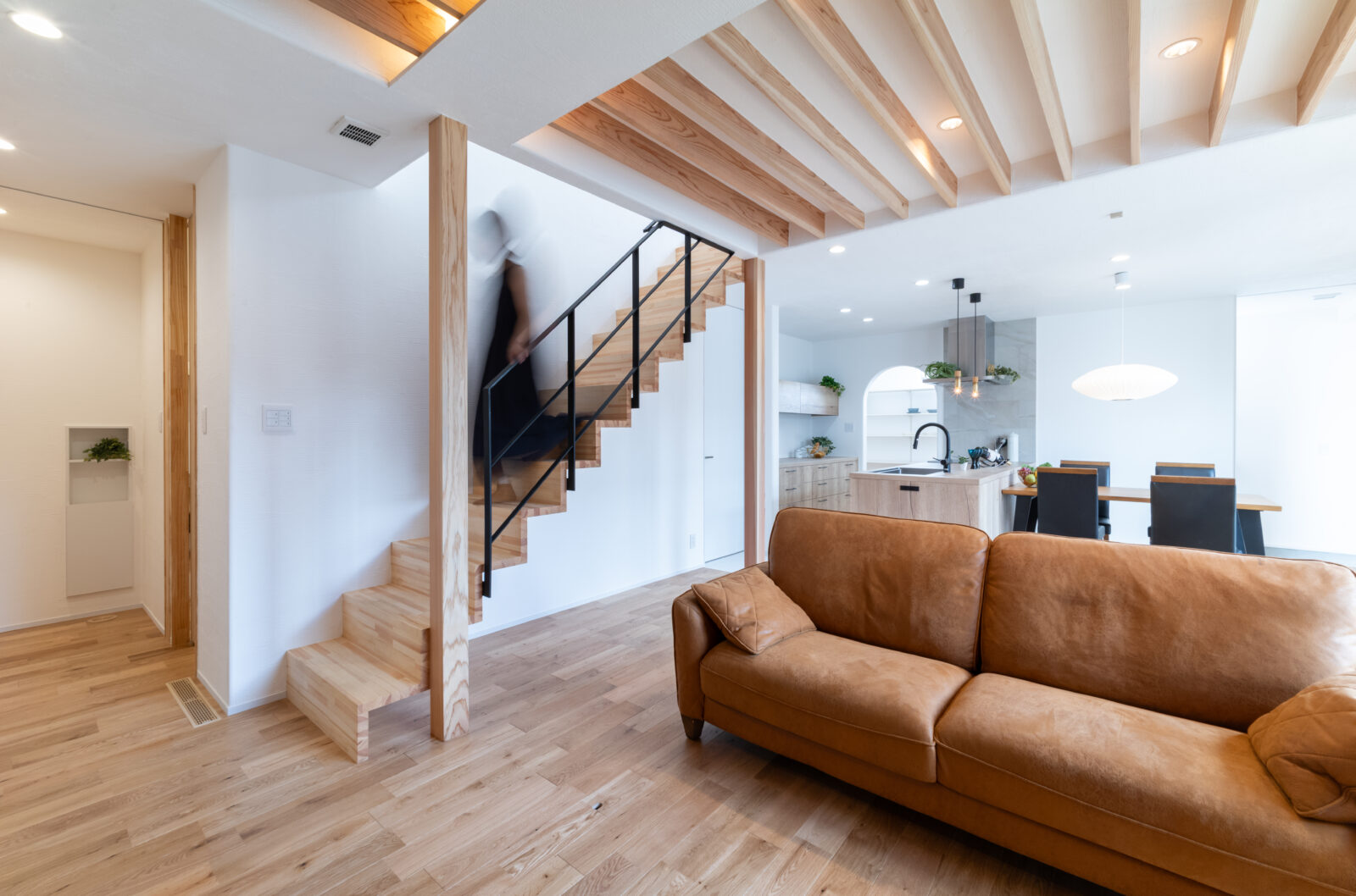 直線と曲線が織りなす美空間。季節の移ろいを味わう中庭のある暮らし 写真