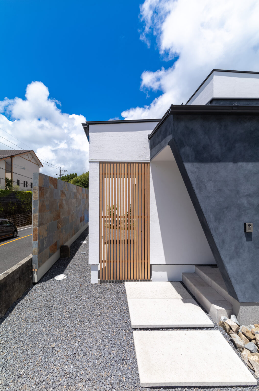 直線と曲線が織りなす美空間。季節の移ろいを味わう中庭のある暮らし 写真