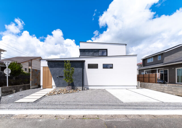 直線と曲線が織りなす美空間。季節の移ろいを味わう中庭のある暮らし