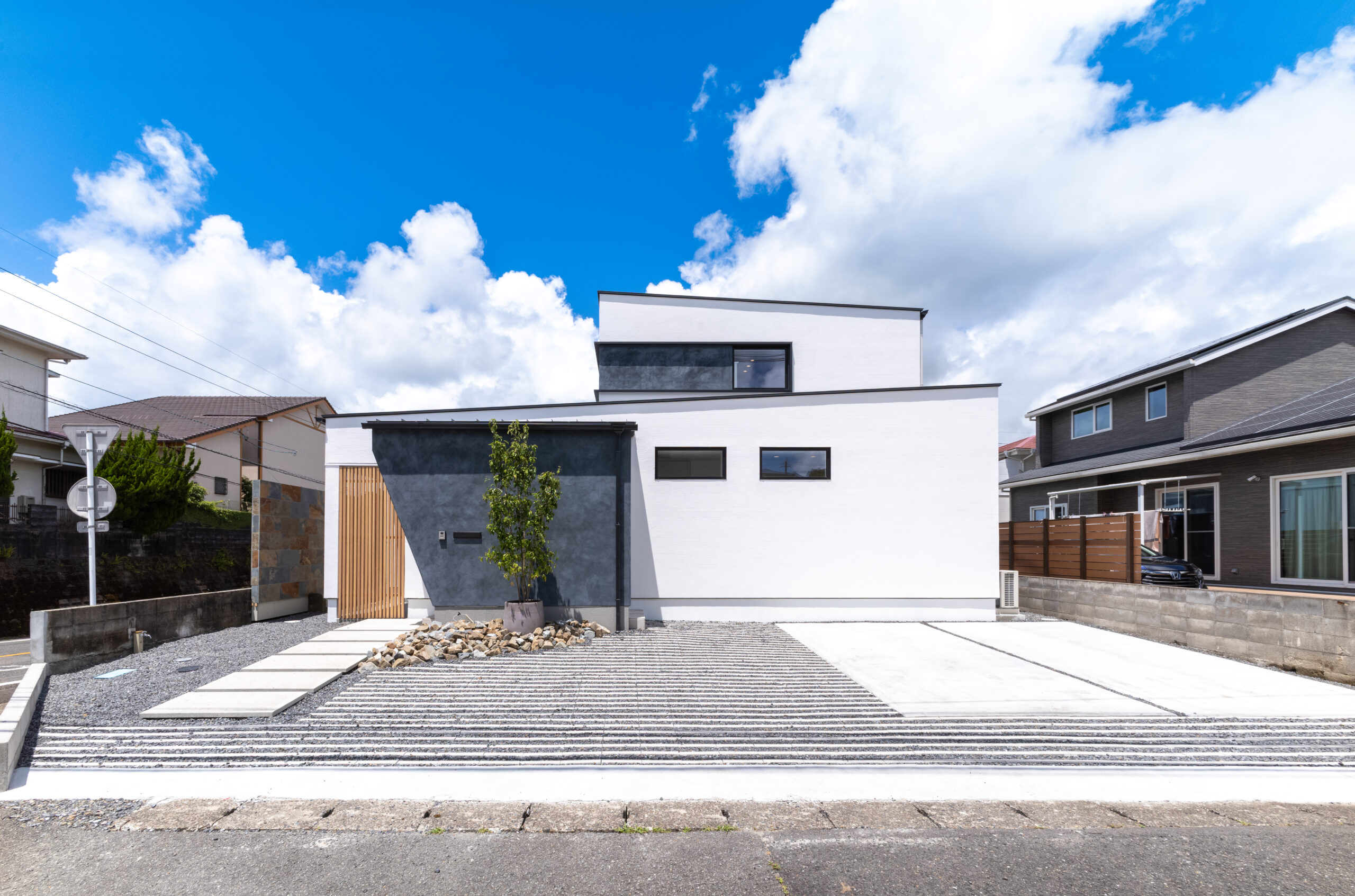 直線と曲線が織りなす美空間。季節の移ろいを味わう中庭のある暮らし