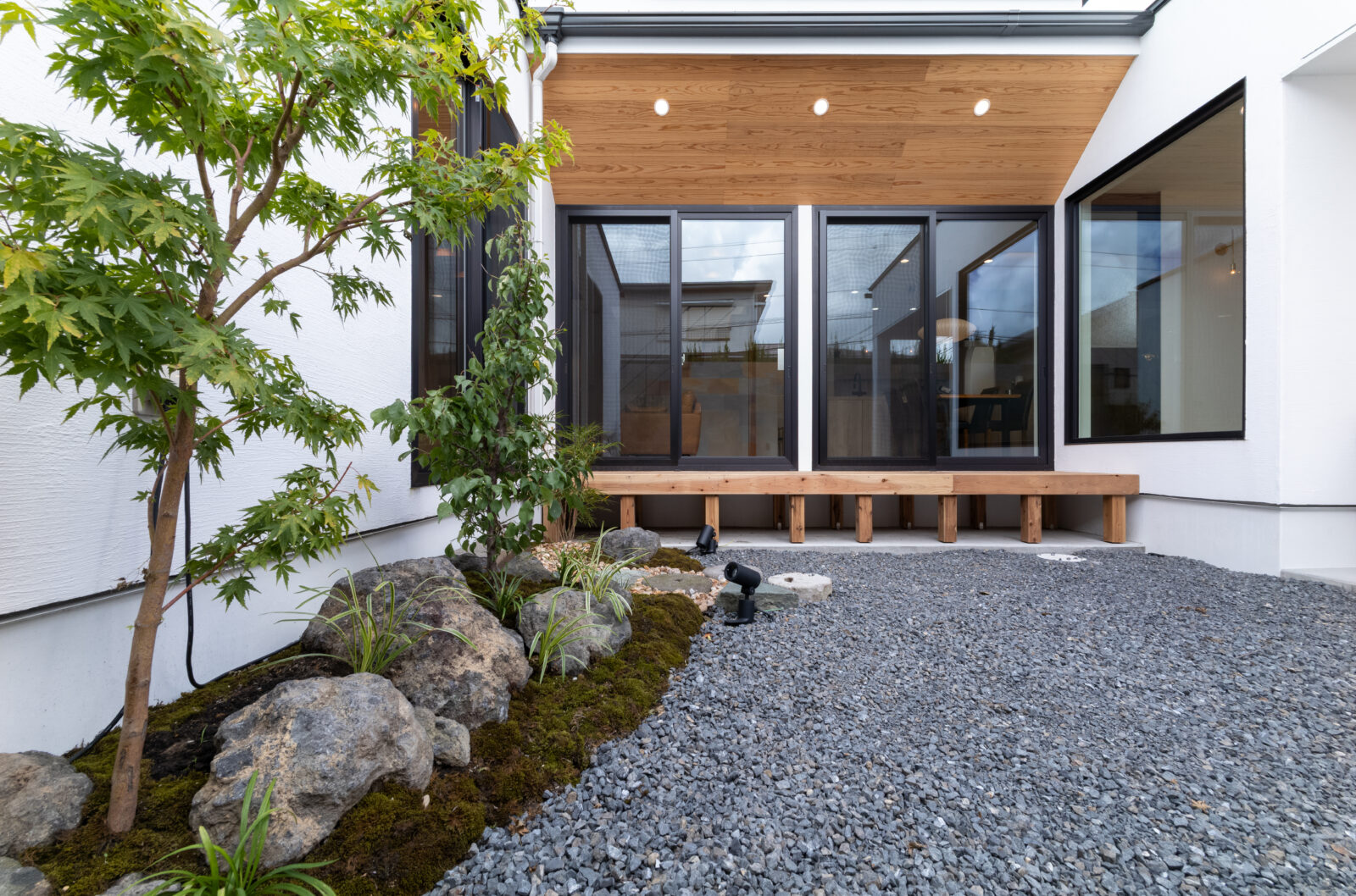 直線と曲線が織りなす美空間。季節の移ろいを味わう中庭のある暮らし 写真