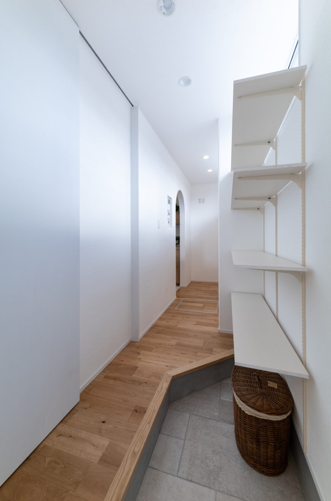 直線と曲線が織りなす美空間。季節の移ろいを味わう中庭のある暮らし 写真