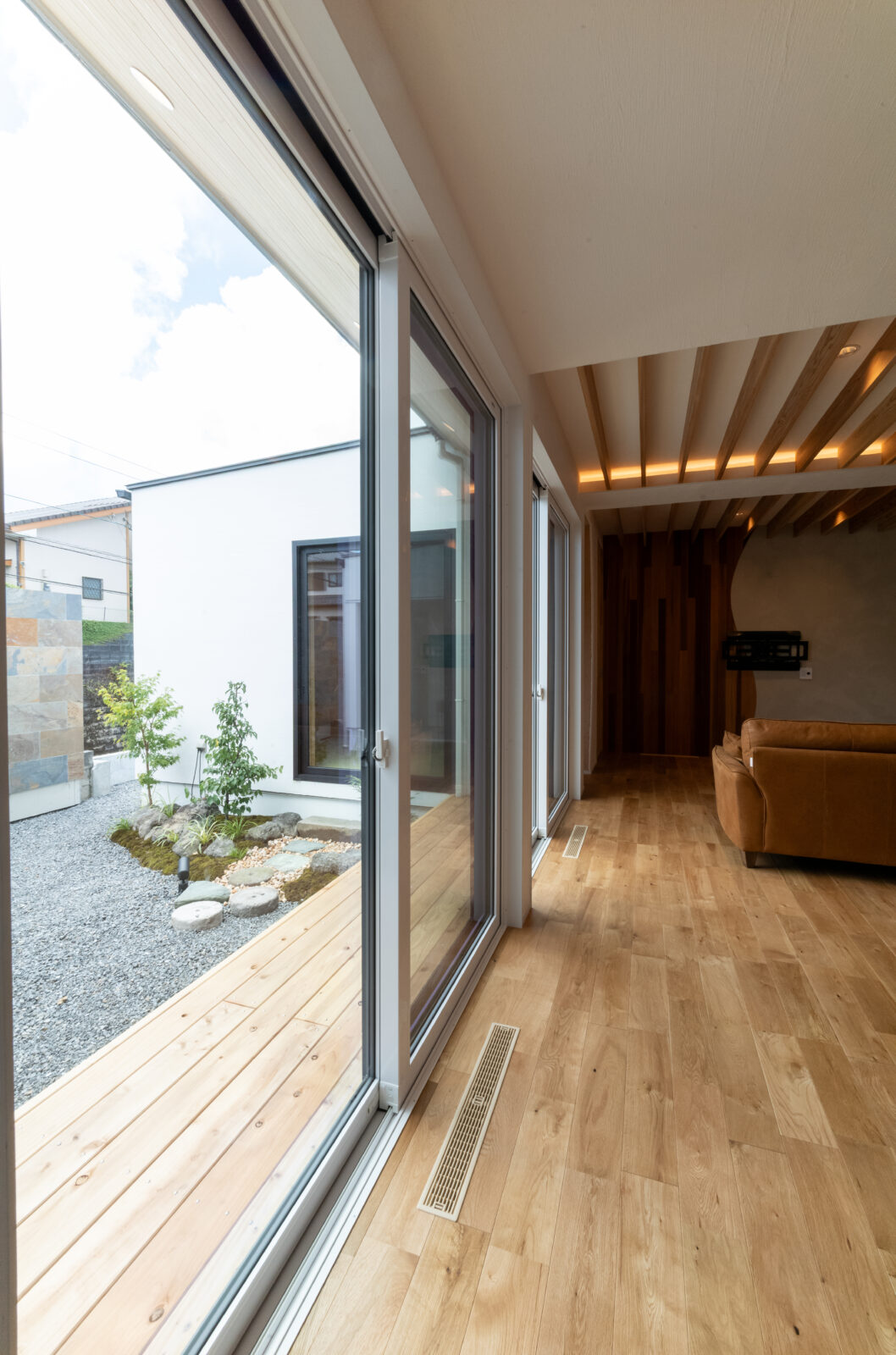 直線と曲線が織りなす美空間。季節の移ろいを味わう中庭のある暮らし 写真