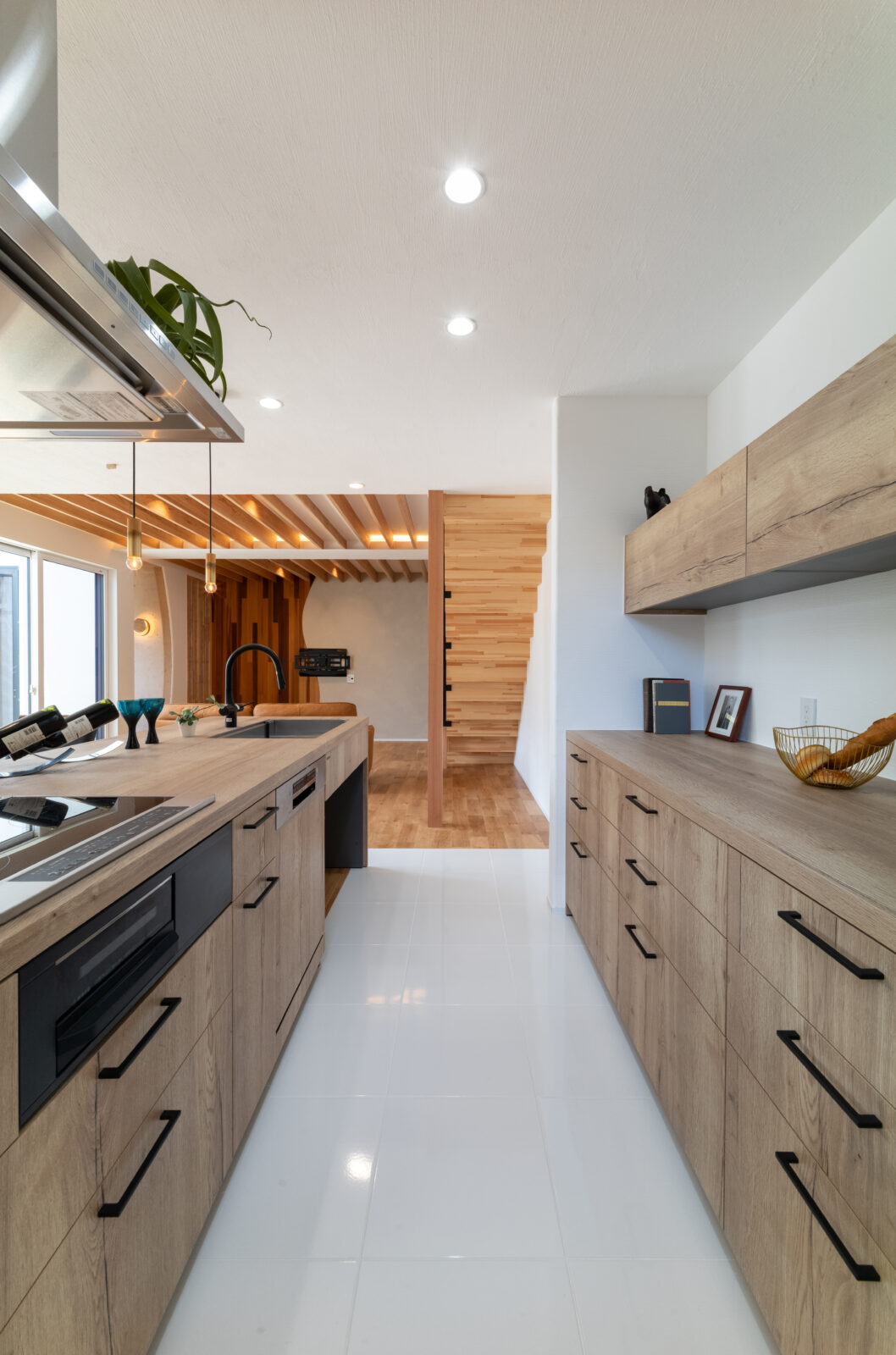 直線と曲線が織りなす美空間。季節の移ろいを味わう中庭のある暮らし 写真