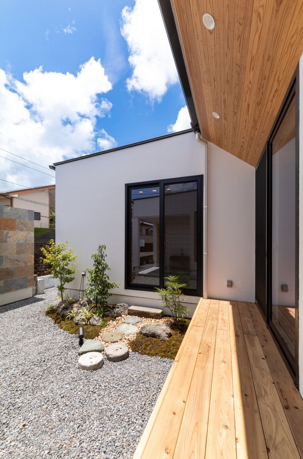 直線と曲線が織りなす美空間。季節の移ろいを味わう中庭のある暮らし 写真