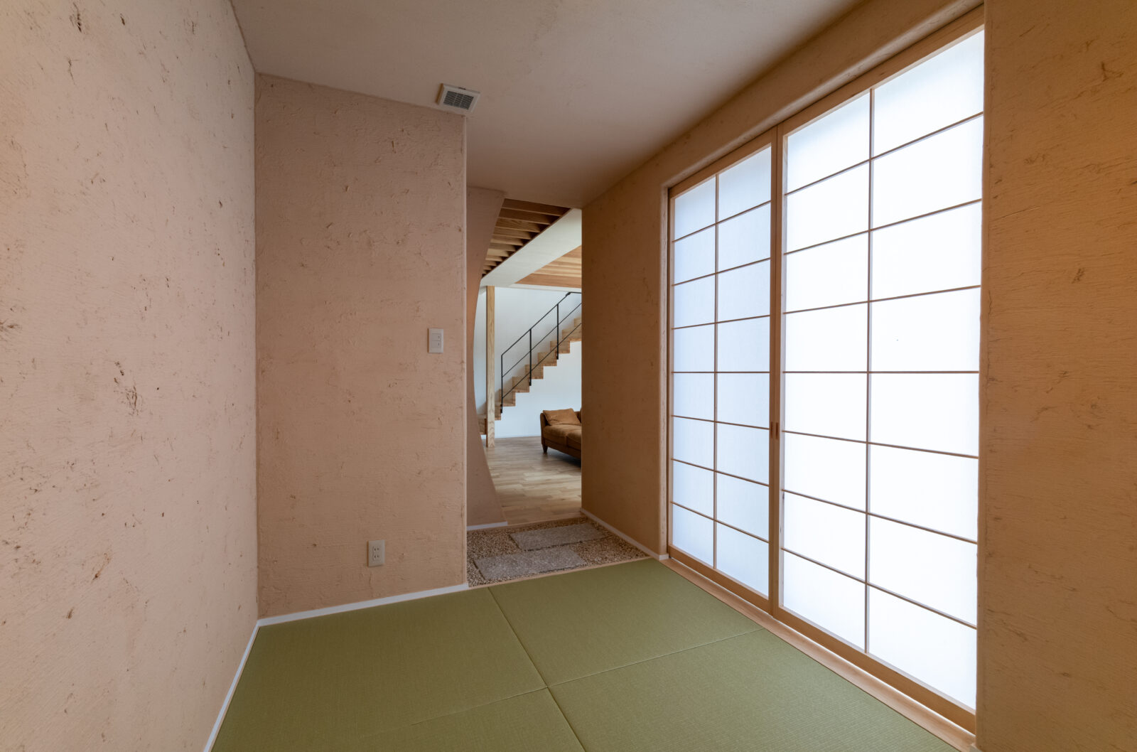 直線と曲線が織りなす美空間。季節の移ろいを味わう中庭のある暮らし 写真