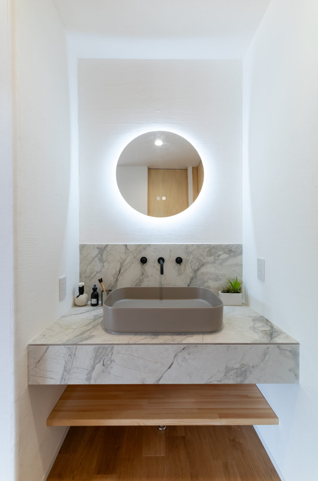 直線と曲線が織りなす美空間。季節の移ろいを味わう中庭のある暮らし 写真