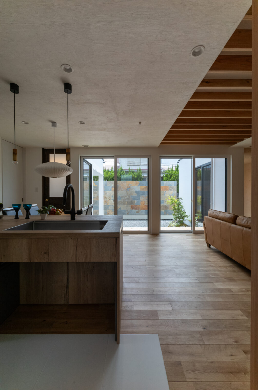 直線と曲線が織りなす美空間。季節の移ろいを味わう中庭のある暮らし 写真