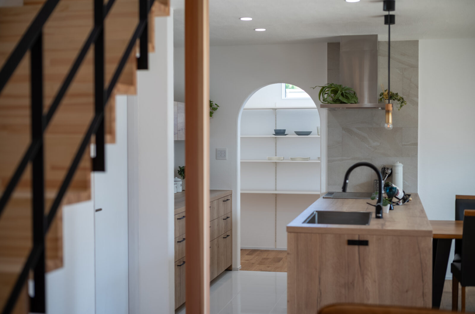 直線と曲線が織りなす美空間。季節の移ろいを味わう中庭のある暮らし 写真