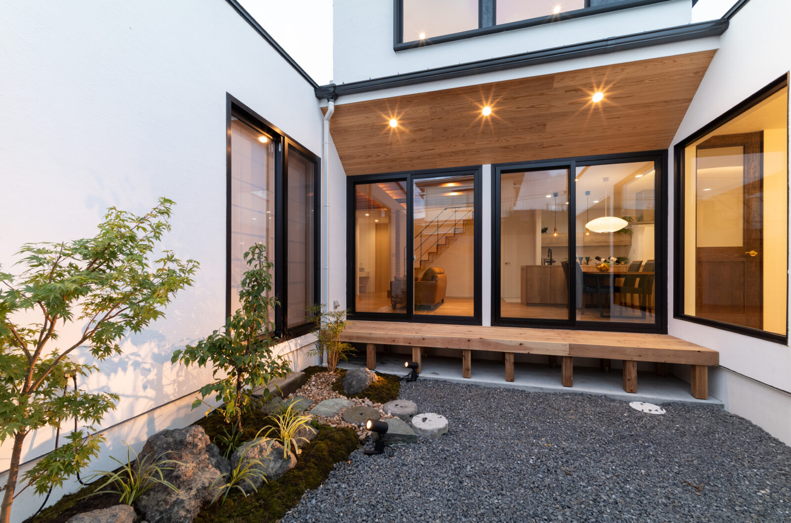 直線と曲線が織りなす美空間。季節の移ろいを味わう中庭のある暮らし 写真