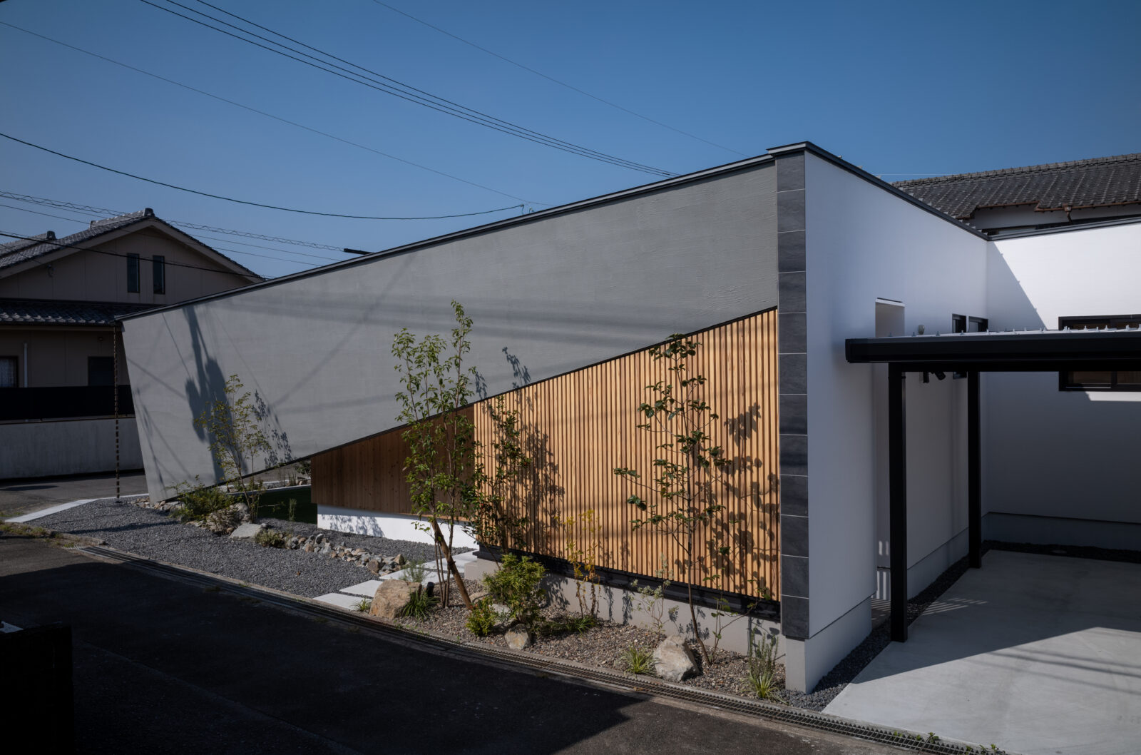 街の喧騒を美しく遮るコートハウス。光と緑に包まれるカーテンレスの平屋 写真