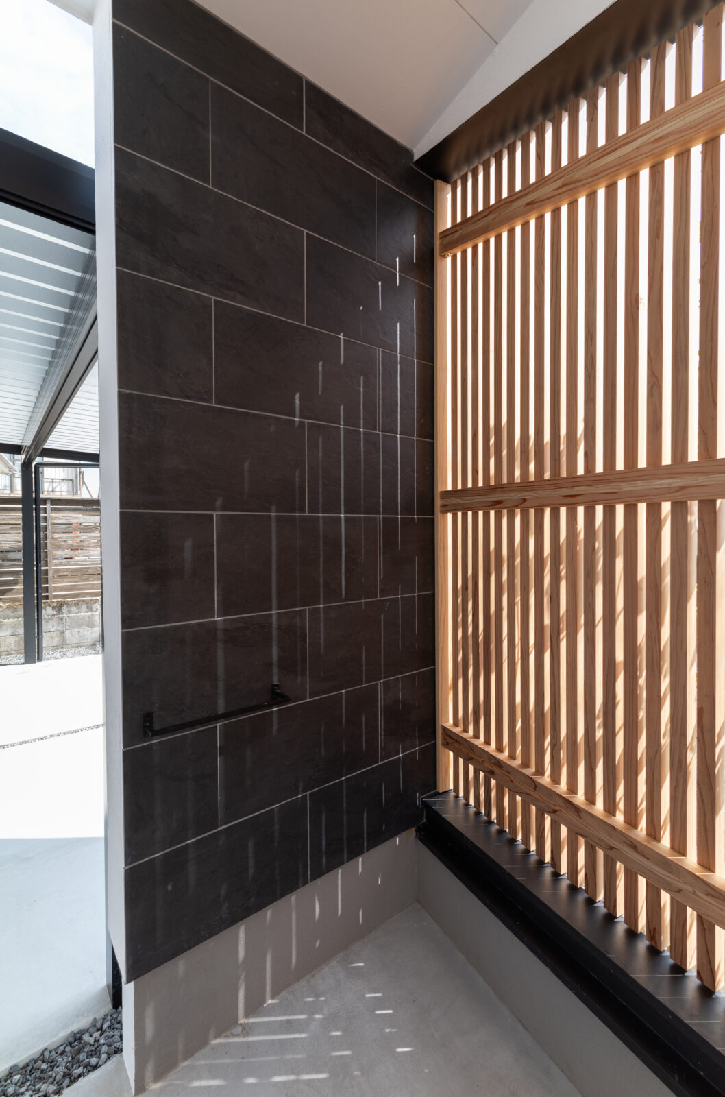 街の喧騒を美しく遮るコートハウス。光と緑に包まれるカーテンレスの平屋 写真