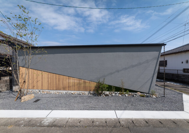 街の喧騒を美しく遮るコートハウス。光と緑に包まれるカーテンレスの平屋