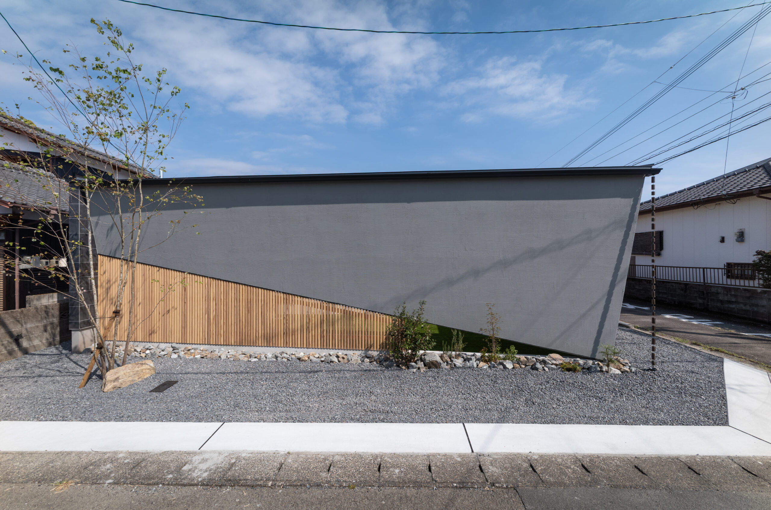 街の喧騒を美しく遮るコートハウス。光と緑に包まれるカーテンレスの平屋