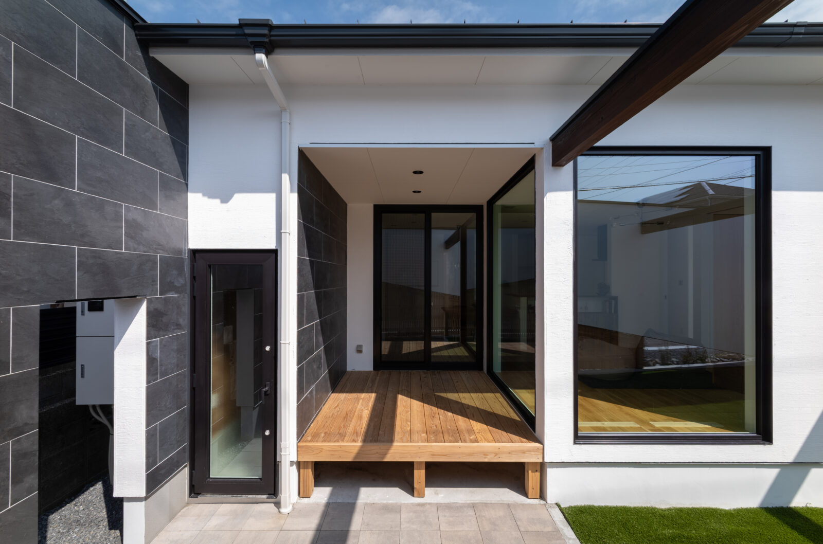 街の喧騒を美しく遮るコートハウス。光と緑に包まれるカーテンレスの平屋 写真